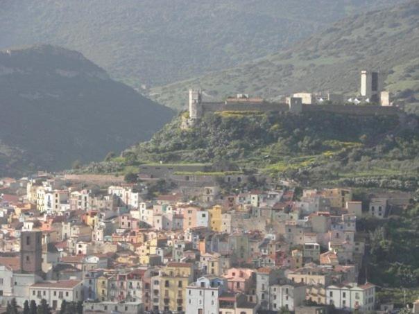 Corte Fiorita Albergo Diffuso Bosa Bagian luar foto