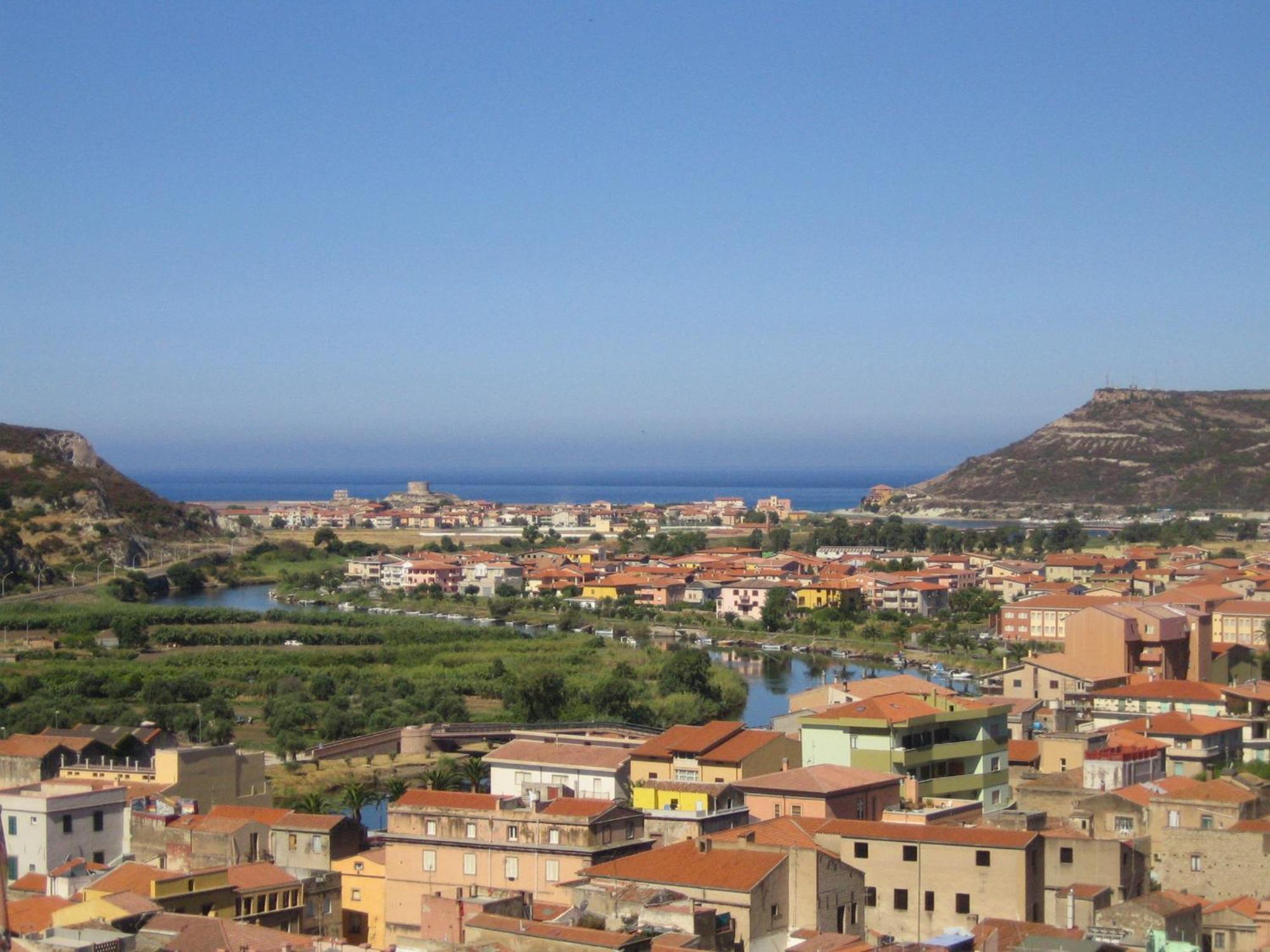 Corte Fiorita Albergo Diffuso Bosa Bagian luar foto